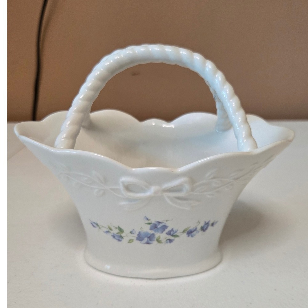 Mikasa Floral Vine RL051 White Porcelain Scalloped Basket Blue Flowers Bow